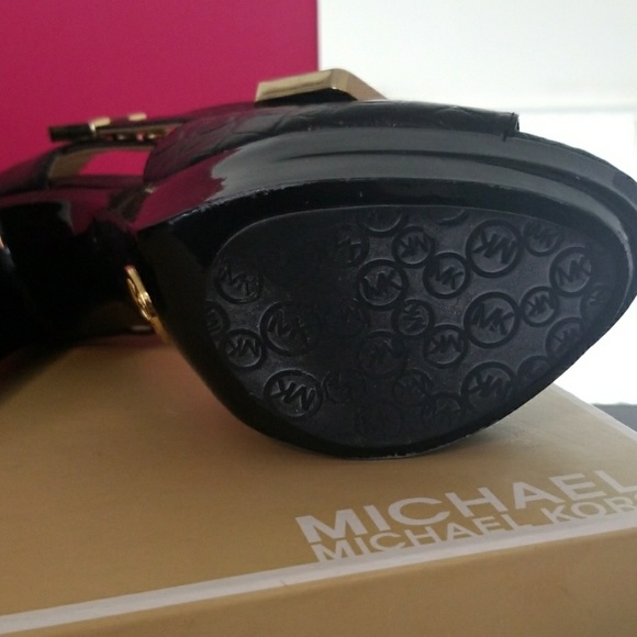 Michael Kors Beverly Platform With Gold Detail - Picture 6 of 7